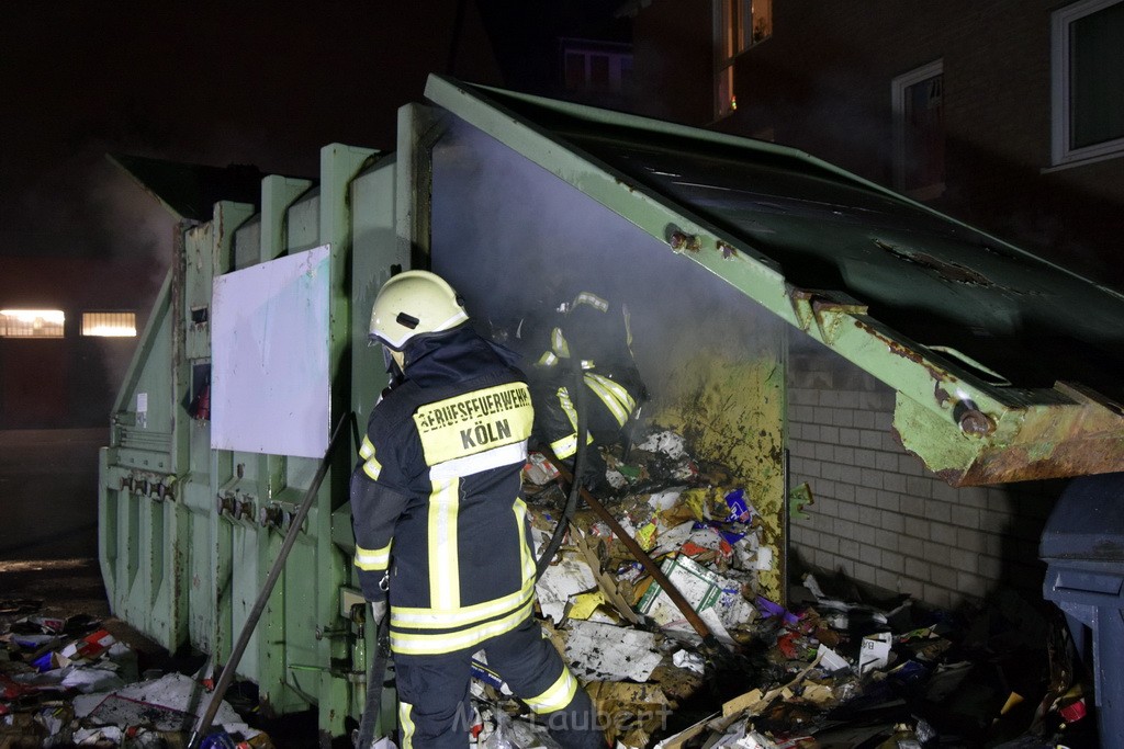 Feuer Papp Presscontainer Koeln Hoehenberg Bochumerstr P393.JPG - Miklos Laubert